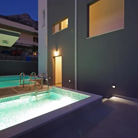 Sa 2 Spavace Sobe, Bazenom I Parkingom Apartman Makarska