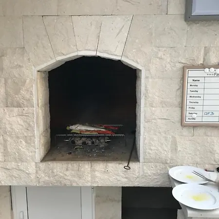 Sa 2 Spavace Sobe, Bazenom I Parkingom Makarska