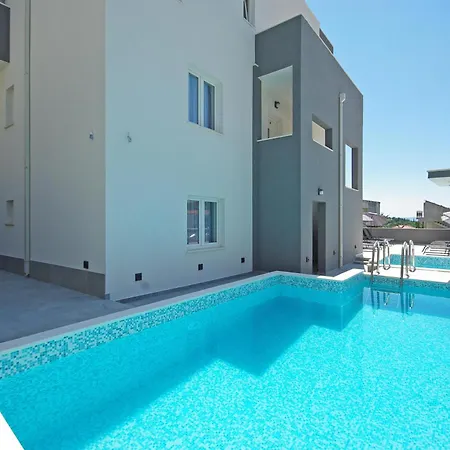 Sa 2 Spavace Sobe, Bazenom I Parkingom Apartman Makarska