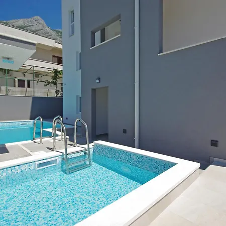 Apartman Sa 2 Spavace Sobe, Bazenom I Parkingom *