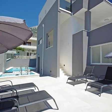 Apartman Sa 2 Spavace Sobe, Bazenom I Parkingom Makarska
